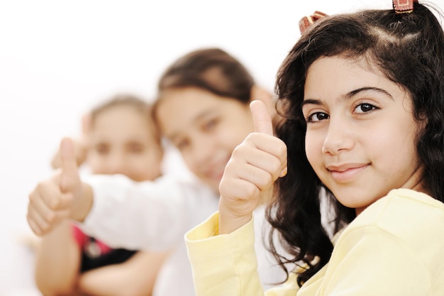 Glückliche Kinder, die im Klassenzimmer lächeln und lachen