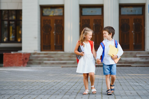 Glückliche Kinder, die zurück zur Schule gehen