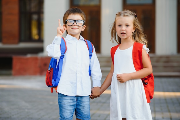 Glückliche Kinder, die zurück zur Schule gehen