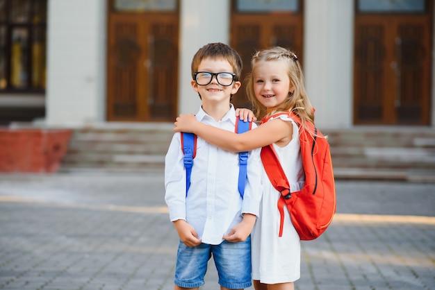 Glückliche Kinder, die zurück zur Schule gehen