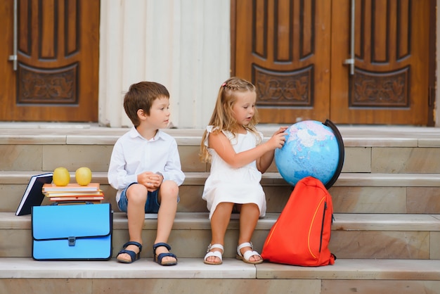 Glückliche Kinder, die zurück zur Schule gehen