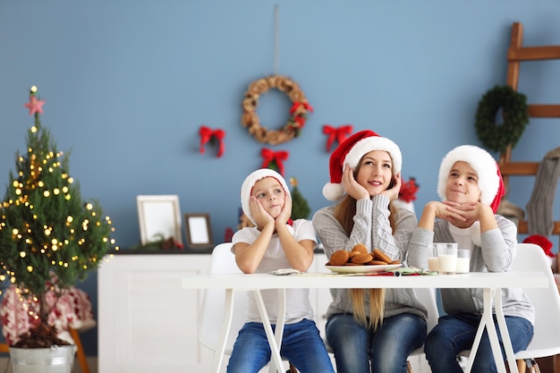 Glückliche Kinder essen im dekorierten Weihnachtsraum