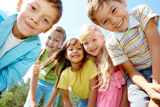 Glückliche Kinder Farbige Kindergarten- und Vorschulkinder Hintergrund Lese- und Spielfreude des Kindes