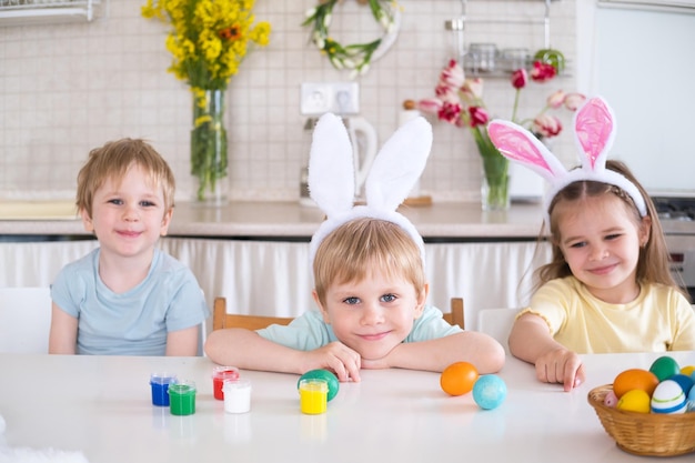 Glückliche Kinder feiern Ostern zu Hause