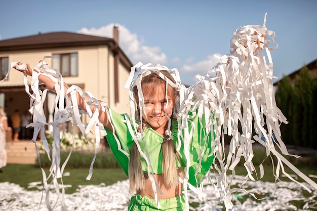 Glückliche Kinder genießen eine Papiershow auf einer Geburtstagsfeier im Garten im Freien im Garten