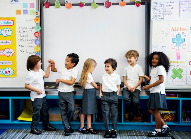 Foto glückliche kinder in der grundschule