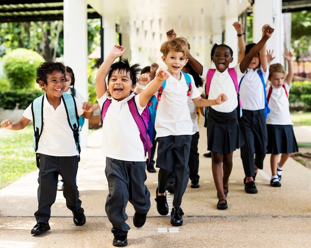 Glückliche Kinder in der Grundschule