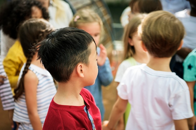 Glückliche Kinder in der Grundschule