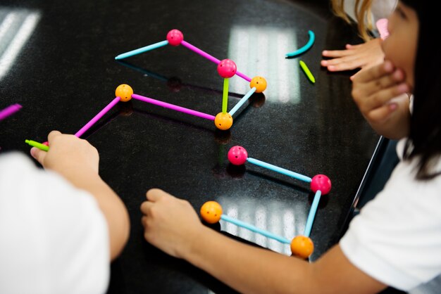 Foto glückliche kinder in der grundschule