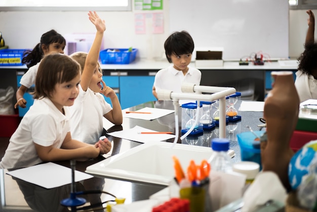 Glückliche Kinder in der Grundschule