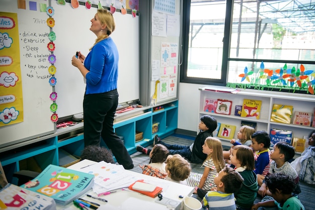 Glückliche Kinder in der Grundschule