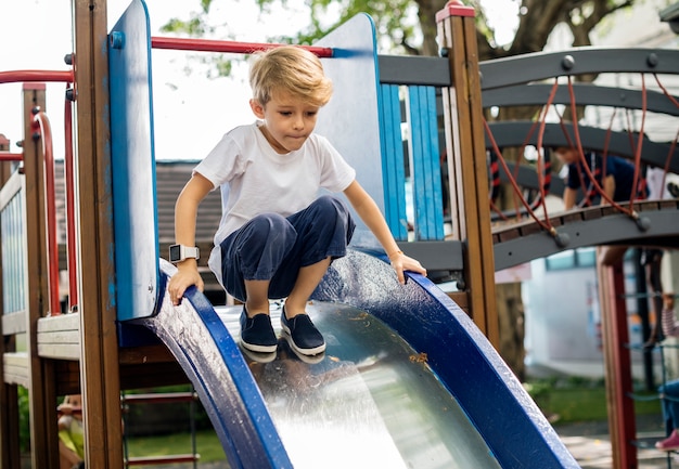 Glückliche Kinder in der Grundschule