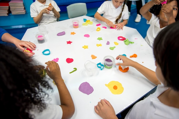 Glückliche Kinder in der Grundschule