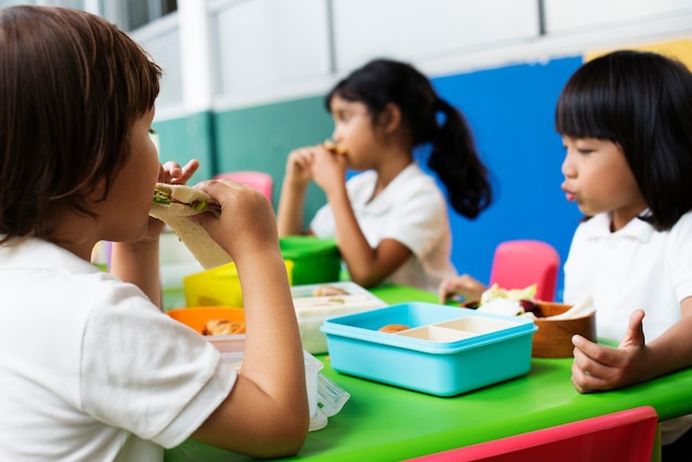 Glückliche Kinder in der Grundschule