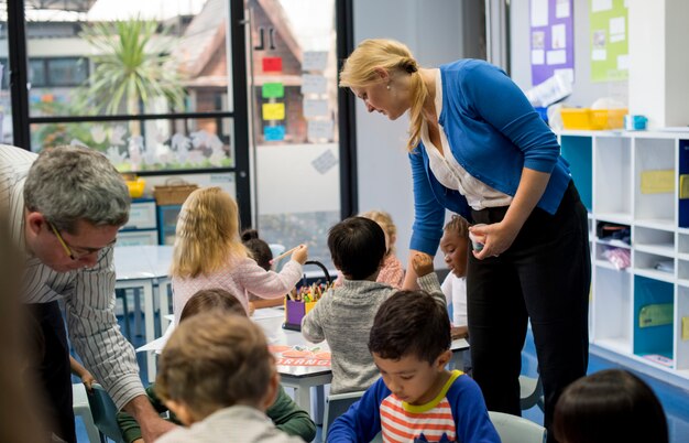 Glückliche Kinder in der Grundschule