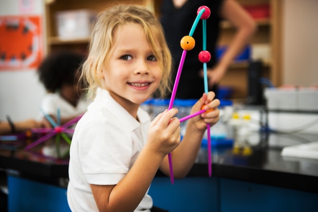 Glückliche Kinder in der Grundschule