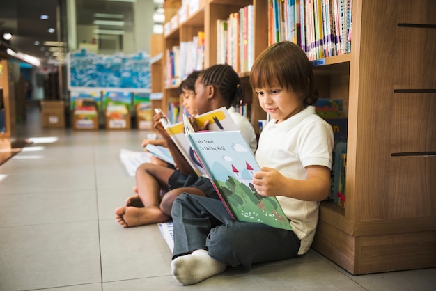 Glückliche Kinder in der Grundschule