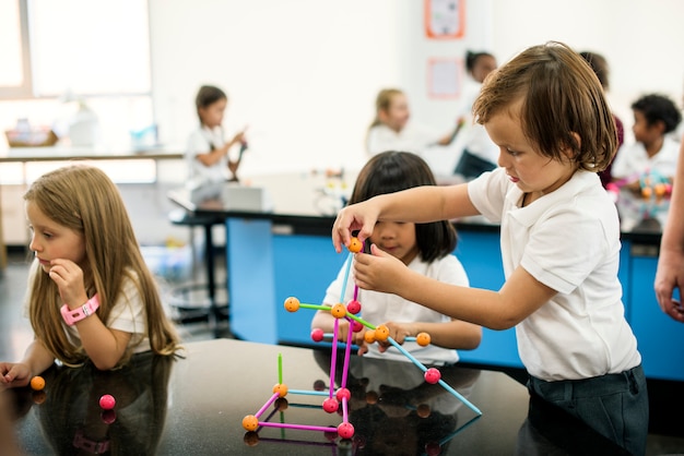 Glückliche Kinder in der Grundschule