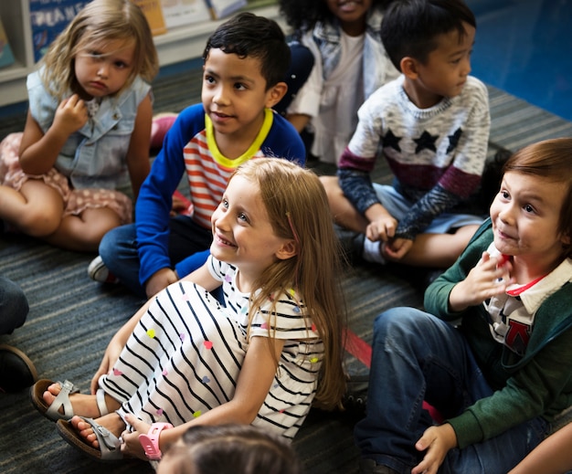 Glückliche Kinder in der Grundschule