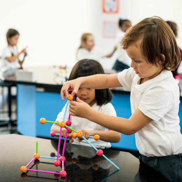 Glückliche Kinder in der Grundschule