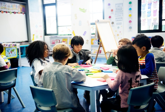 Glückliche Kinder in der Grundschule