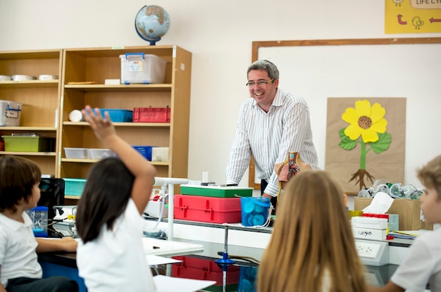 Glückliche Kinder in der Grundschule