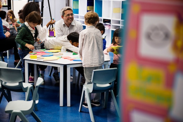 Glückliche Kinder in der Grundschule