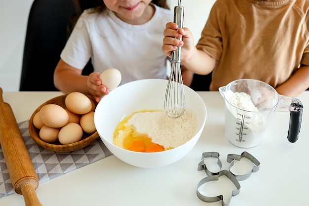 Glückliche Kinder in der Küche machen Kekse Meisterklasse kochen
