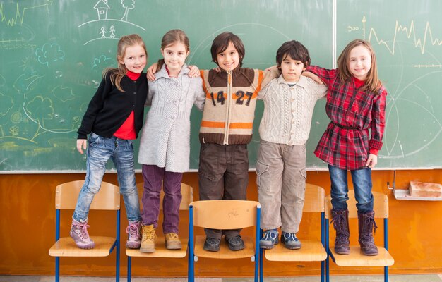 Foto glückliche kinder in der schule