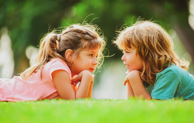 Glückliche Kinder in Liebesbeziehungen Kinderpaar im Freien