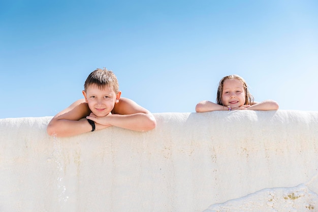 Glückliche Kinder in Pamukkale-Salztanks