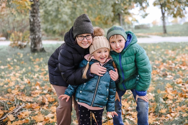 Glückliche Kinder Jungen und Mädchen genießen den Herbsttag im Park