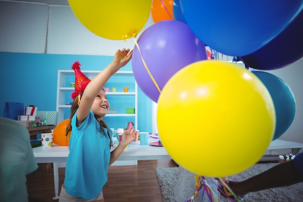 Glückliche Kinder mit Ballonen