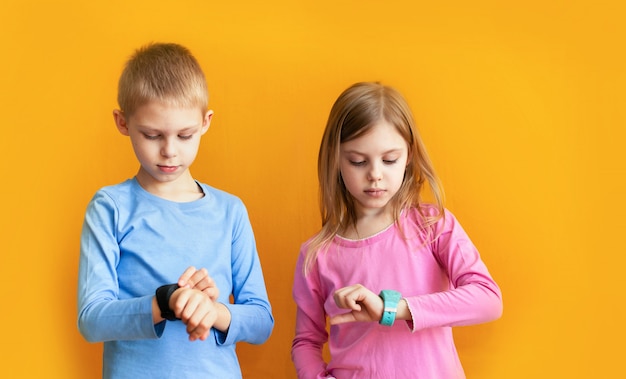 Foto glückliche kinder mit einer intelligenten gps-uhr