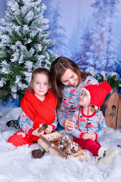 Glückliche Kinder mit ihren Weihnachtsgeschenken