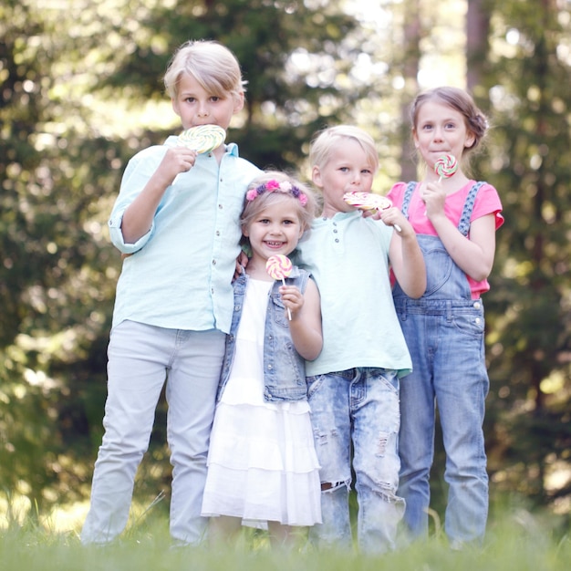 Foto glückliche kinder mit lutschern