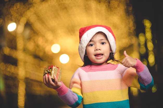 Glückliche Kinder mit Weihnachtsgeschenk