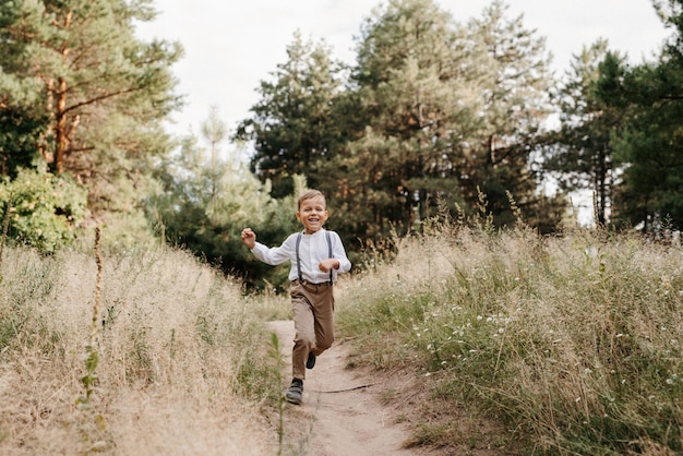 Glückliche Kinder spielen in einem Sommerkiefernwald