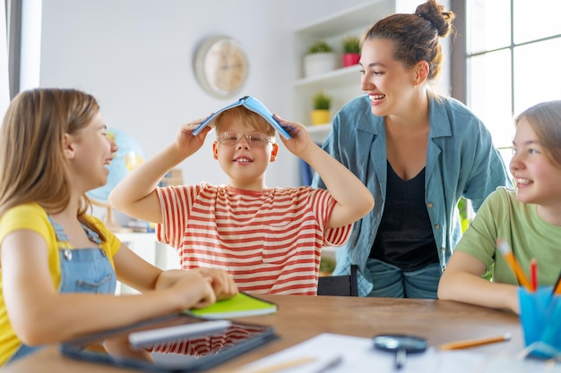 Glückliche Kinder und Lehrer in der Schule