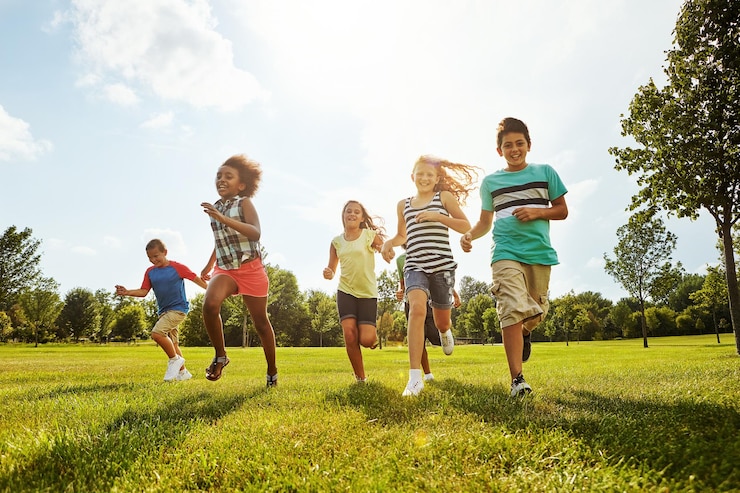 Foto glückliche kinder vielfalt und laufen mit freunden in der natur für spaß spieltag oder sommer im park gruppe von aufgeregten kindern oder jugendlichen genießen sonnigen urlaub im freien oder wochenende auf grasfeld zusammen