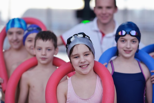 Foto glückliche kindergruppe am schwimmbad