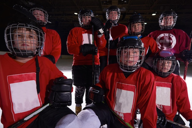 glückliche kindergruppe eishockeymannschaft sportspieler porträt