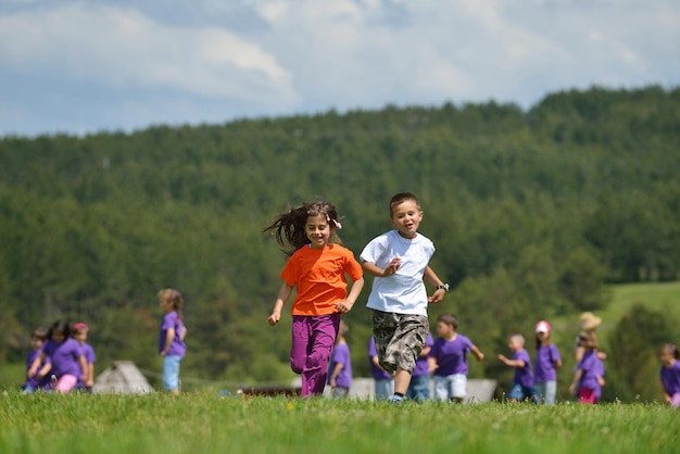 Glückliche Kindergruppe hat Spaß im Naturpark