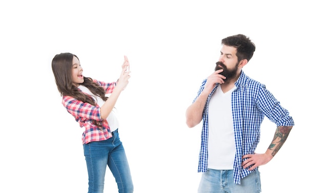 Glückliche Kindertochter fotografiert den Vater des bärtigen Mannes beim Fotografieren mit dem Handy