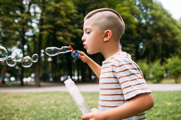 glückliche Kindheit. Kinderfreizeit im Freien im Themenpark