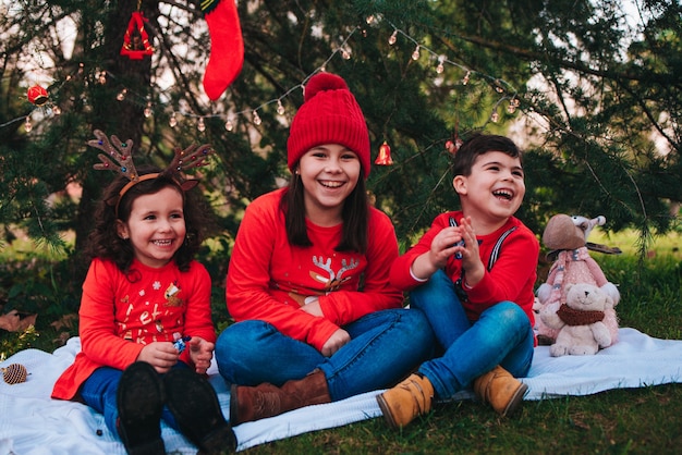 Glückliche kleine Kinder, die im Dezember Weihnachten feiern