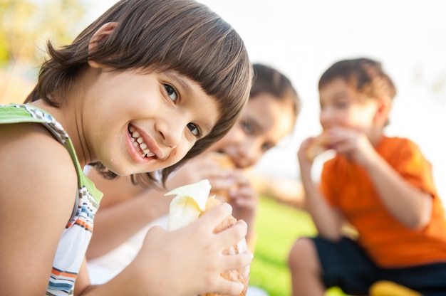 Glückliche kleine Kinder, die Reise genießen