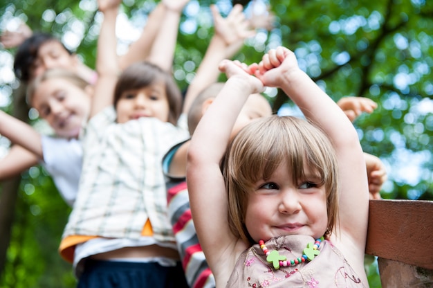 Glückliche kleine Kinder, die Reise genießen