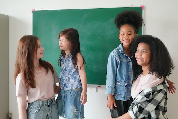 Glückliche kleine Mädchen gegen Tafel mit Back To School