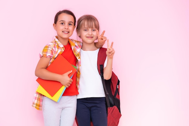 glückliche kleine Mädchen mit Klassenkameraden, die Spaß an der Schule haben